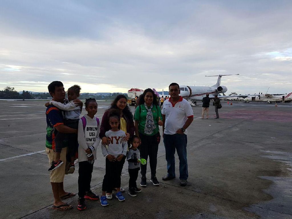 TNI Terbangkan Keluarga Boaz dan Pemain Timnas ke Thailand TNI Terbangkan Keluarga Boaz dan Pemain Timnas ke Thailand