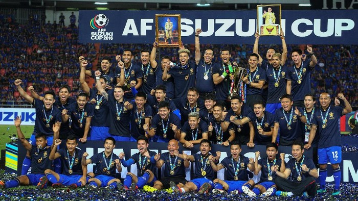 Thailand v Indonesia ASEAN Football Federation (AFF) Suzuki Cup - Thailand v Indonesia - Rajamangala Stadium, Bangkok - 17/12/16 - Thailand team celebrates their victory against Indonesia. REUTERS/Athit Perawongmetha
