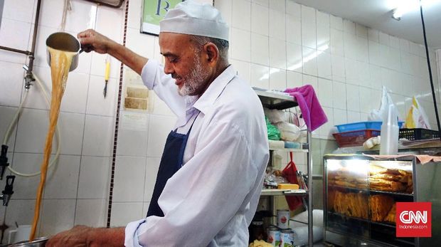 Segelas es teh tarik yang dijajakan peranakan Arab-Melayu merupakan pelepas dahaga yang tepat setelah menjelajahi sejarah dan keindahan terkini Kampung Glam.