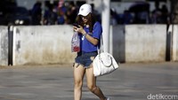 Seorang suporter wanita asal Thailand berjalan menuju Stadion Rajamangala, Bangkok, Thailand, untuk menyaksikan laga kedua Final Piala AFF Suzuki Cup 2016 antara Thailand melawan Indonesia.