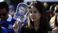 Kehadiran para suporter cantik ini tentu saja menjadi penyegar tersendiri bagi pendukung timnas Thailand yang datang langsung ke stadion.