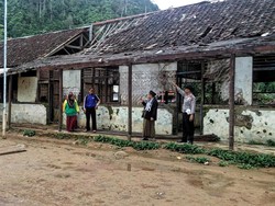 Memprihatinkan, Bangunan Sekolah Ini Berdinding Anyaman Bambu di Cianjur