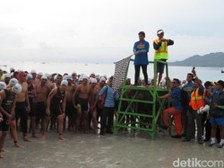 Kibarkan Bendera, Menteri Susi Lepas Peserta Salahutu Aquathlon
