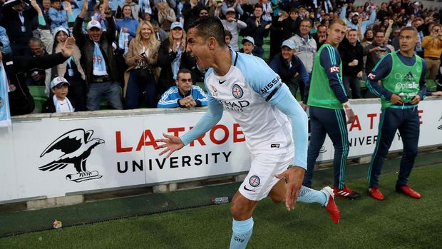 Tim Cahill Heboh Rayakan Gol, Tabrak Pemain Cadangan Lawan lalu Cedera
