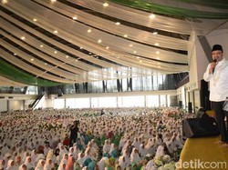 Puluhan Ribu Ibu-ibu Gelar Dzikir Maulid Nabi
