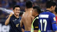 Thailand pun berhak mengangkat Trofi Piala AFF Suzuki Cup 2016 dan menjadi jawara Asia Tenggara.