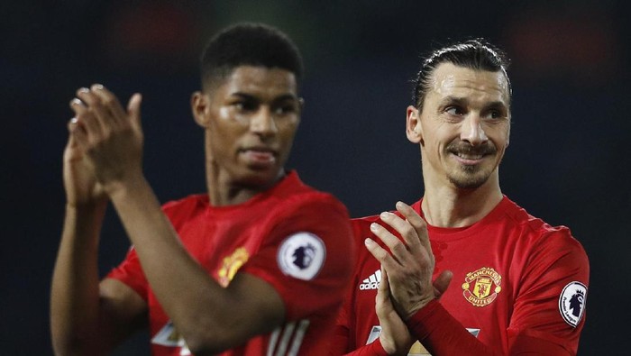 Britain Football Soccer - West Bromwich Albion v Manchester United - Premier League - The Hawthorns - 17/12/16 Manchester Uniteds Zlatan Ibrahimovic and Marcus Rashford applaud fans after the game  Reuters / Phil Noble