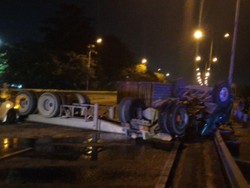 Truk Trailer Terbalik di KM 53 Tol JORR di Cakung Arah Rorotan