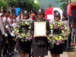 Satu Korban Pesawat Jatuh Skytruck Polri Dimakamkan di Trenggalek
