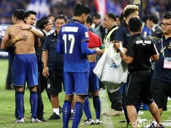 Para pemain Thailand merayakan keberhasilan mereka menjadi juara.