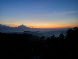 Melihat Golden Sunrise di Punthuk Setumbu