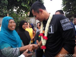 Gerilya di Semper, Agus Minta Doa dan Lemparkan Baju Taktisnya