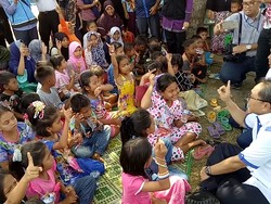 Senyum dan Ketabahan Anak-anak di Posko Penginapan Korban Gempa Aceh