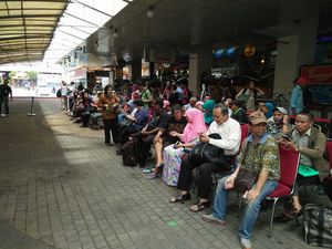 Warga Ramai-ramai Tukar Rupiah Baru, untuk Angpau Natal Hingga Uang Kembalian