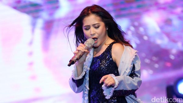 Teriakan Histeris di Mini Konser Prilly Latuconsina