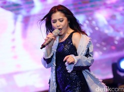 Anak Rumahan Hingga Orangtua Protektif, Kisah Masa Kecil Prilly Latuconsina