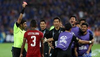 Abduh Lestaluhu juga dikartu merah di Rajamangala. (Foto: Rachman Haryanto)