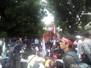 Massa Lakukan Aksi Solidaritas di Depan Kedubes Iran, Menteng Arah HI Macet