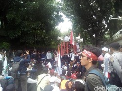 Massa Lakukan Aksi Solidaritas di Depan Kedubes Iran, Menteng Arah HI Macet