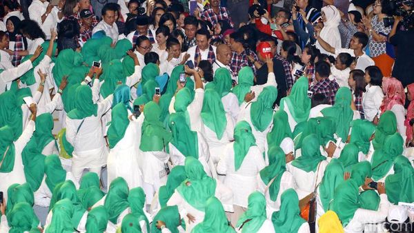 Hadiri Peringatan Hari Ibu, Ahok-Djarot Disambut Pendukung