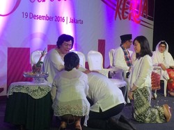 Saat Ahok Nyanyikan Lagu Iwan Fals dan Sungkem ke Sang Ibu