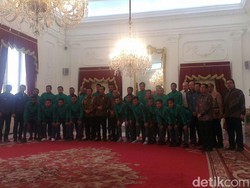 Presiden Jokowi Jamu Timnas Sepak Bola Indonesia Makan Siang di Istana