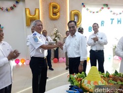 Surprise, Menhub Dapat Tumpeng Ultah Saat Blusukan ke Makassar