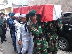 Serda Suyanto Dimakamkan di TPU Jajar Tunggal Secara Militer