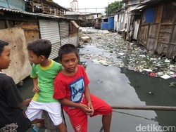 Cerita Agus Geleng-geleng Kepala Lihat Kali di Penjaringan Dipenuhi Sampah