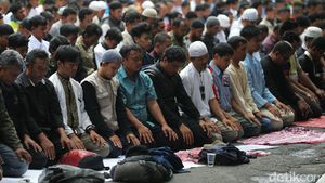 Massa Aksi Damai Aleppo Salat Zuhur dan Doa Bersama