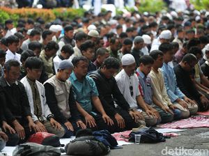 Massa Aksi Damai Aleppo Salat Zuhur dan Doa Bersama