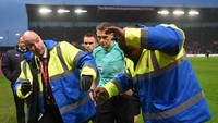 Wasit Craig Pawson mendapat perlindungan dari steward saat jeda babak pertama laga Stoke City kontra Leicester City. Pawson diprotes karena keputusannya merugikan Leicester (Getty Images)