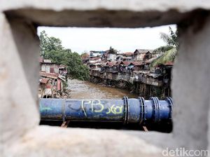 Permukiman Kumuh di Bantaran Ciliwung Permukiman Kumuh di Bantaran Ciliwung