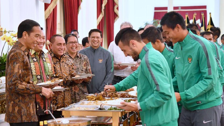 Duduk Satu Meja Dengan Presiden RI Pemain Timnas Ini Minta Diangkat Jadi PNS !