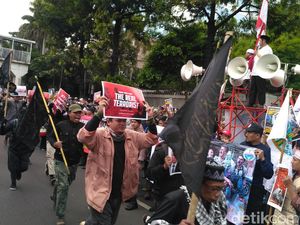 Massa Lakukan Aksi Solidaritas untuk Aleppo di Depan Kedubes Rusia Massa Lakukan Aksi Solidaritas untuk Aleppo di Depan Kedubes Rusia