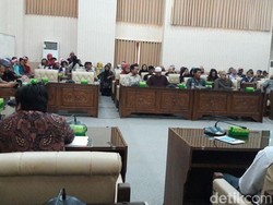 Ratusan Warga Kawasan Pantai Boom Tolak Relokasi