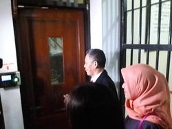 Tiba di Polres Jaktim, Dora Naik ke Lantai 5 untuk Jalani Pemeriksaan