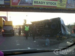 Truk Galon Air Terguling di KM 28 Tol Jakarta Arah Cikampek, Lalin Macet 4 Km