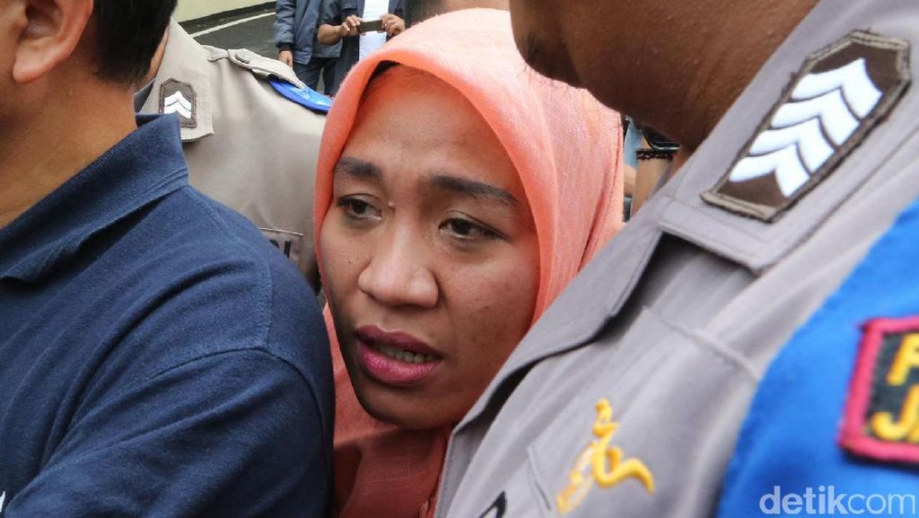 Dora Natalia Diperiksa Polres Jaktim Selama 5 Jam Dora Natalia Diperiksa Polres Jaktim Selama 5 Jam