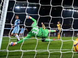 Arsenal Tumbang di Etihad, Cech Catatkan Rekor Terburuknya