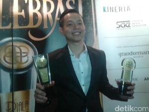 Ernest Prakasa Baca Komentar Netizen Julid