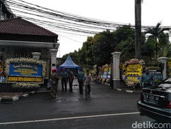 Karangan Bunga Berjejer, Pelayat Berdatangan ke Rumah Duka Wakasal