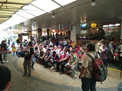 Seratusan Orang Antre Tukar Rupiah Baru di Blok M Square