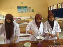 Kolam Gusi Buatan Tiga Siswi SMAN 1 Lamongan Menyehatkan