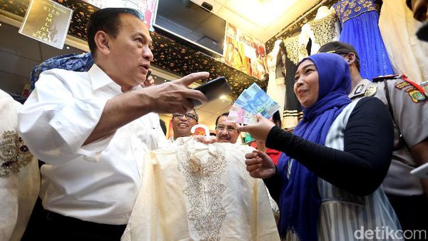 Gubernur BI Belanja Pakai Uang Rupiah Baru