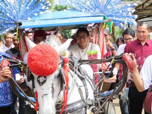 Naik Delman, Sandiaga Resmikan Pasar Rakyat di Cilandak
