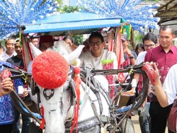 Naik Delman, Sandiaga Resmikan Pasar Rakyat di Cilandak