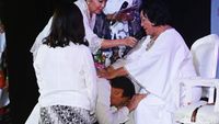 Saat Ahok Sungkem ke Sang Ibu