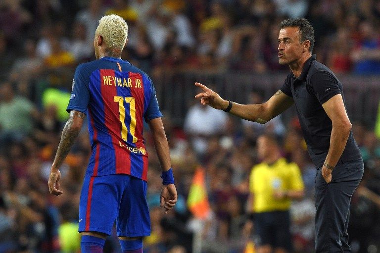 Pelatih Barcelona Luis Enrique (kanan) memberikan instruksi kepada pemain depan Barcelona asal Brasil Neymar selama pertandingan sepak bola Liga Champions UEFA FC Barcelona vs Celtic FC di stadion Camp Nou di Barcelona pada 13 September 2016. / AFP PHOTO / LLUIS GENE