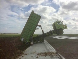Truk Terjungkit di Pinggir Runway Bandara Cengkareng, 10 Pesawat Terdampak